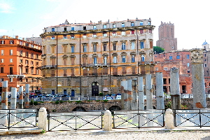 Piazza del Foro Traiano - Palazzo Roccagiovine