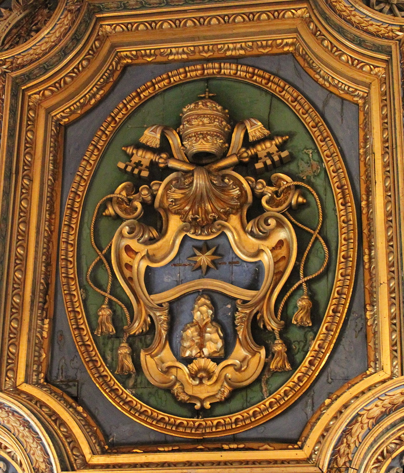 Piazza_di_S_Clemente-Basilica_di_S_Clemente-Navata_Centrale_Soffitto-Stemma_Clemente_XI