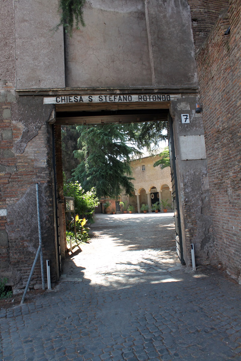 via di S Stefano Rotondo - chiesa di S Stefano Rotondo - ingresso esterno