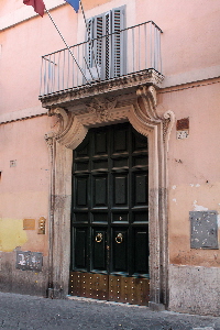 Via_dei_Baullari-Palazzo_al_n_24-Portone