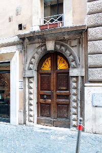 Via_dei_Cartari-Palazzo_al_n_11-Portone