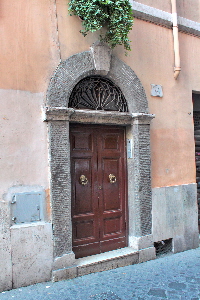 Via_dei_Chiavari-Palazzo_al_n_74-Portone