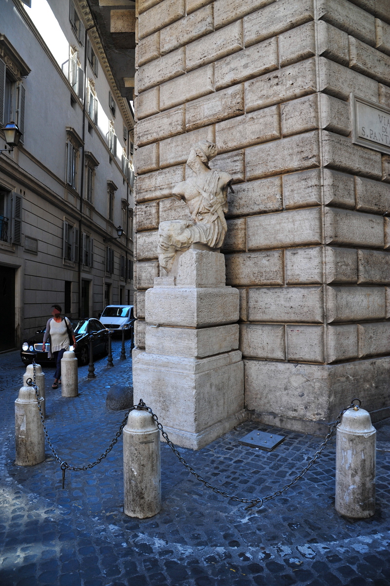 Piazza_Pasquino-Statua_di_Pasquino (2)