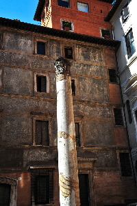 Piazza_dei_Massimi-Colonna_dello_Odeon_di_Domiziano