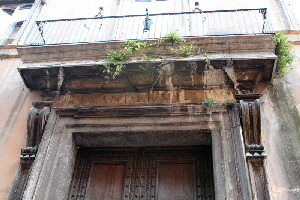 Via_Parione-Palazzo_Attolico_al_n_12-Architrave