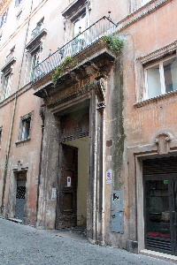 Via_Parione-Palazzo_Attolico_al_n_12-Portone