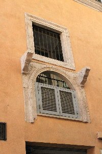 Via_dei_Lorenesi-palazzo_al_n_5-Finestra