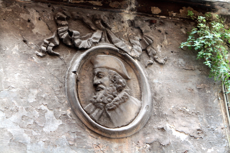 Via_del_Governo_Vecchio-Casa_curiale_al_n_104-medaglione_Alberico_da_Rosate