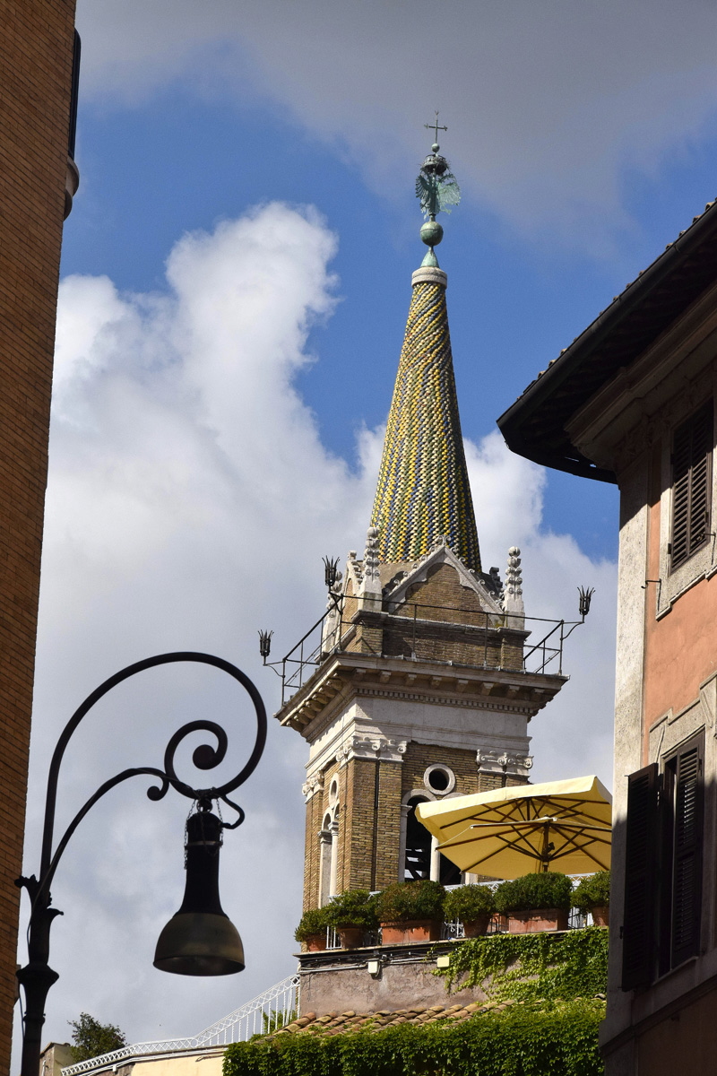 Via_S_Maria_dell_Anima-Chiesa_omonima-Campanile