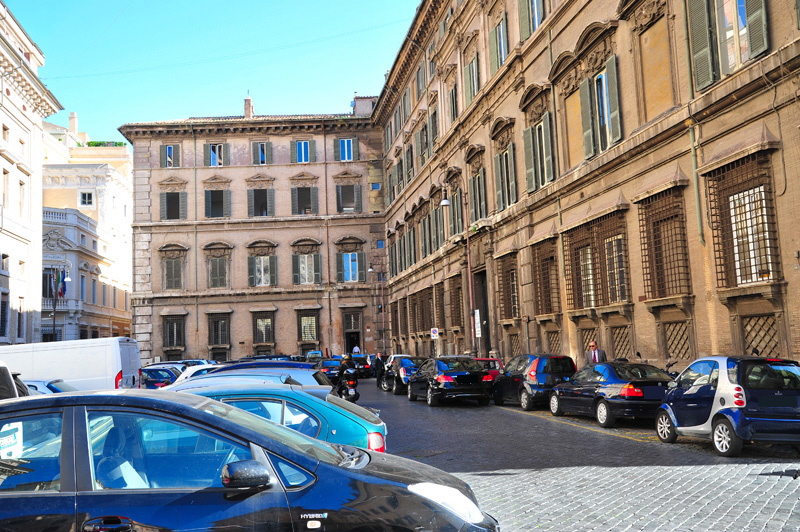 Piazza_del_Collegio_Romano-Palazzo_Doria