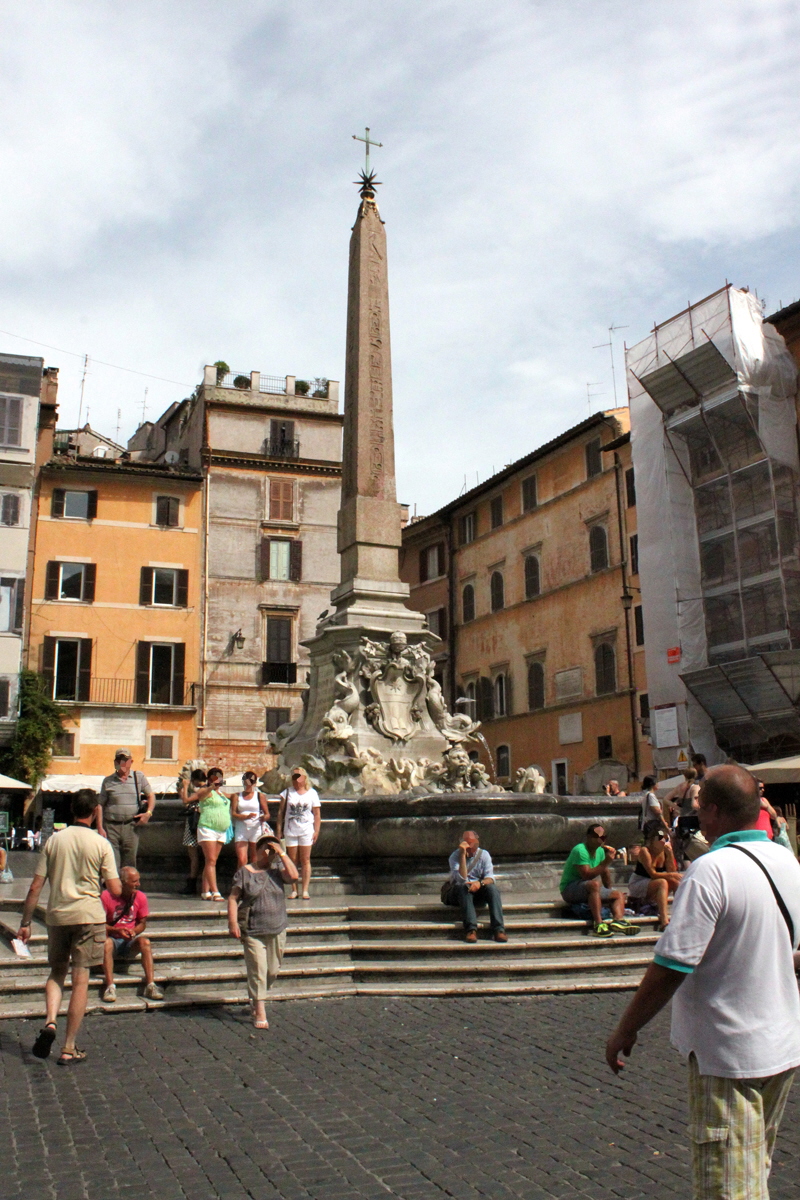 Piazza_della_Rotonda-La_Fontana