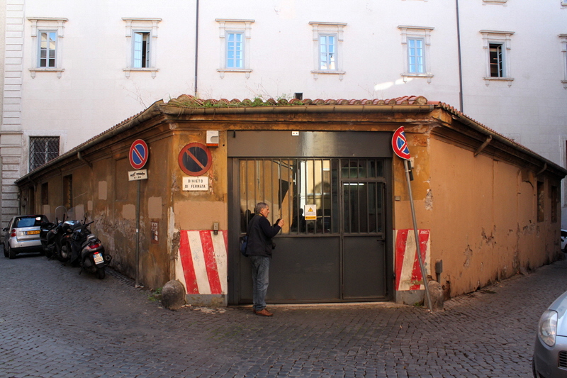 Via_di_S_Stefano_del_Cacco-Garage