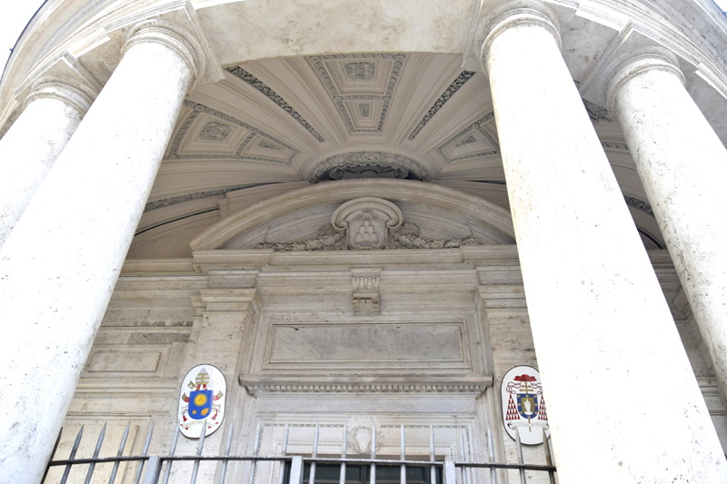 Via_della_Pace-Tempio_omonimo-Portico