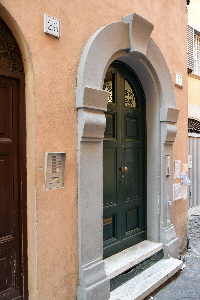 Vicolo_della_Campanella-Palazzo_al_n_27-Portone