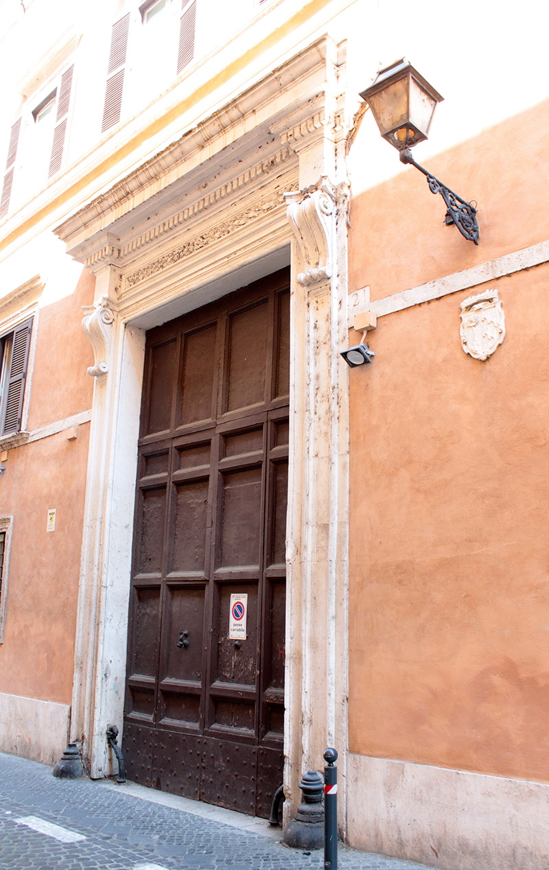 Via_della_Maschera_di_Oro-Palazzo_al_n_21-Portone