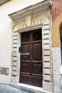 Vicolo_della_Palomba-Palazzo_al_n_15-Portone