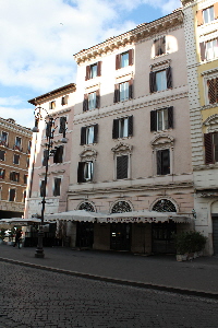 Piazza_di_S_Apollinare-Palazzo_al_n_37