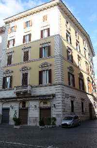 Piazza_di_S_Apollinare-Palazzo_al_n_40