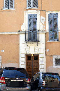 Via_dei_Vecchiarelli-Palazzo_al_n_32-Portone