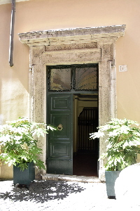 Via_della_Vetrina-Palazzo_al_n_16-Portone