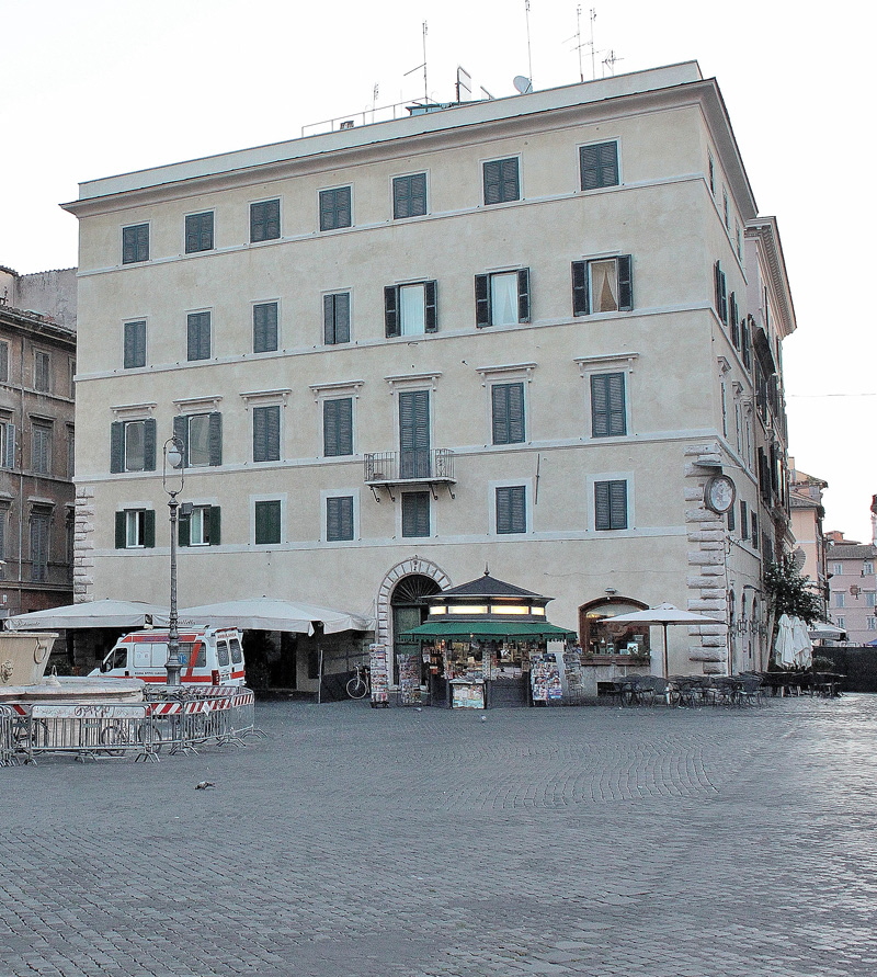 Piazza_Farnese-Palazzo_al_n_105 (2)