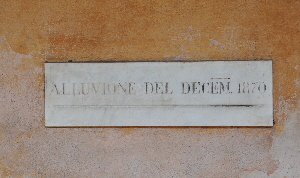 Via_del_Velabro-Chiesa_di_S_Giorgio_in_Velabro-Lapide_Alluvione_del_1870