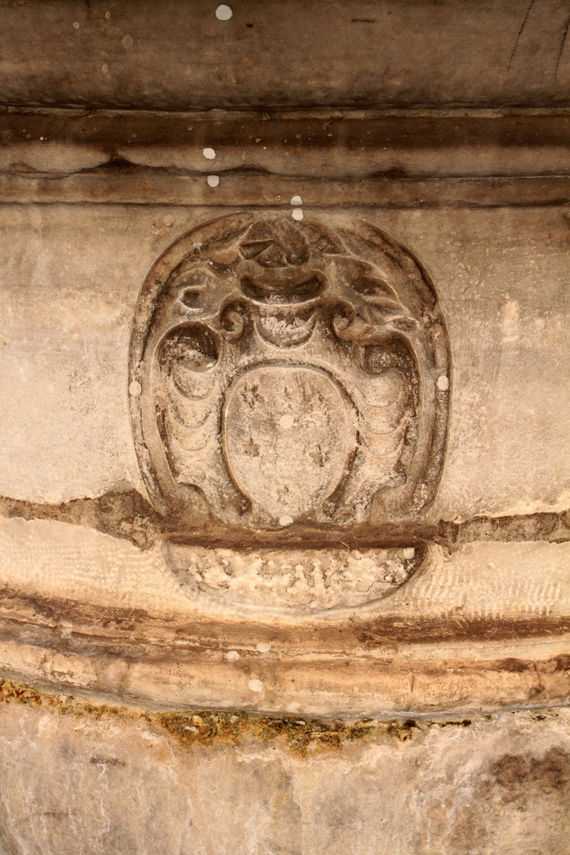 Piazza_delle_cinque_Scole-Fontana-Stemma-Altieri