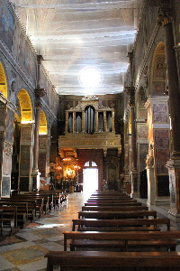 Piazza_di_S_Agostino-Chiesa_omonima-Navata_Centrale-Uscita