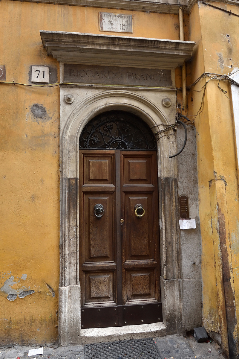 Via_della_Luce-Palazzo_al_n_71-Portone