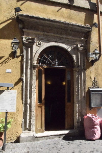 Via_della_Lungaretta-Palazzo_al_n_101-Portone