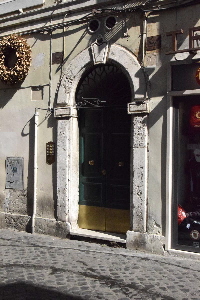 Via_della_Lungaretta-Palazzo_al_n_97-Portone