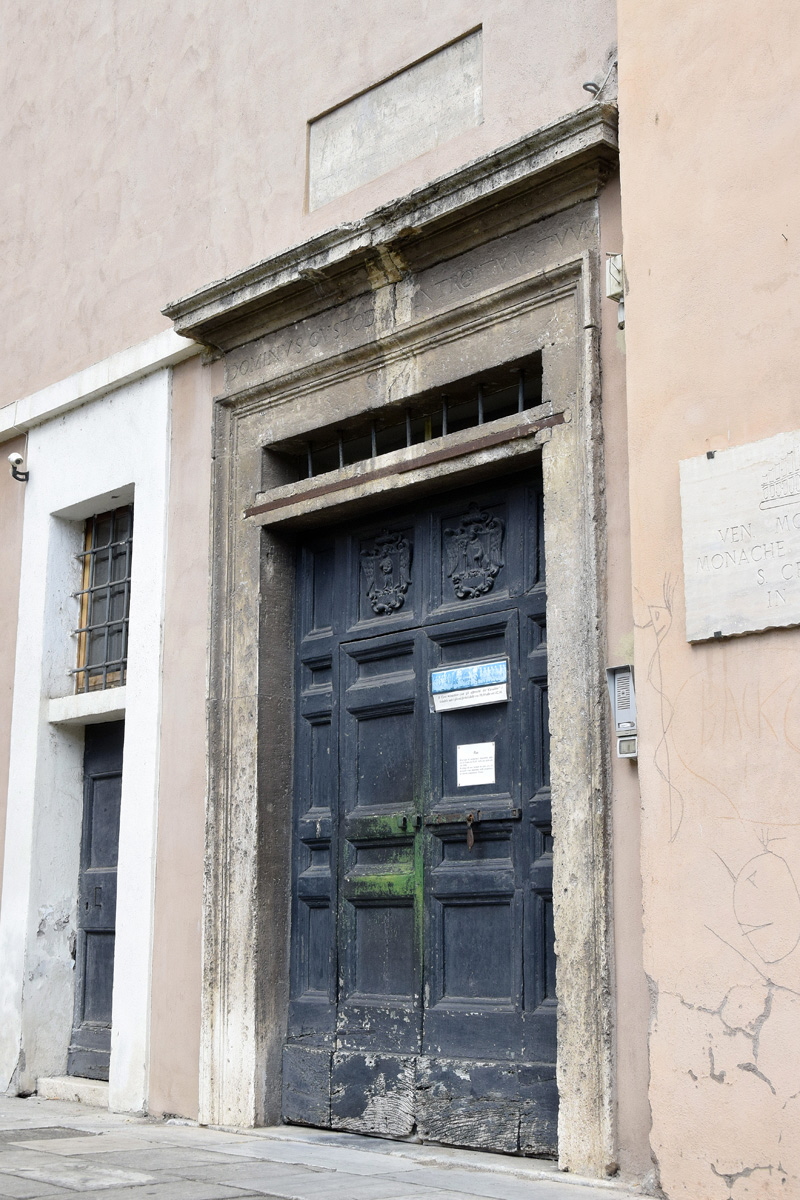 Piazza_di_S_Cecilia-Chiesa_omonima-Ingresso_Monastero