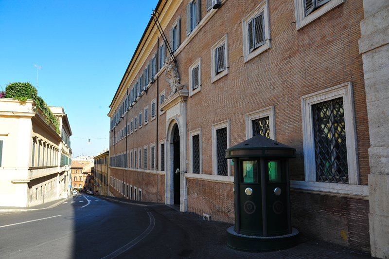 V ia_della_Dataria-Palazzo_della_Panetteria-Famiglia_Pontificia (2)