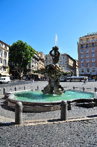 Piazza_Barberini-Fontana_centrale (2)