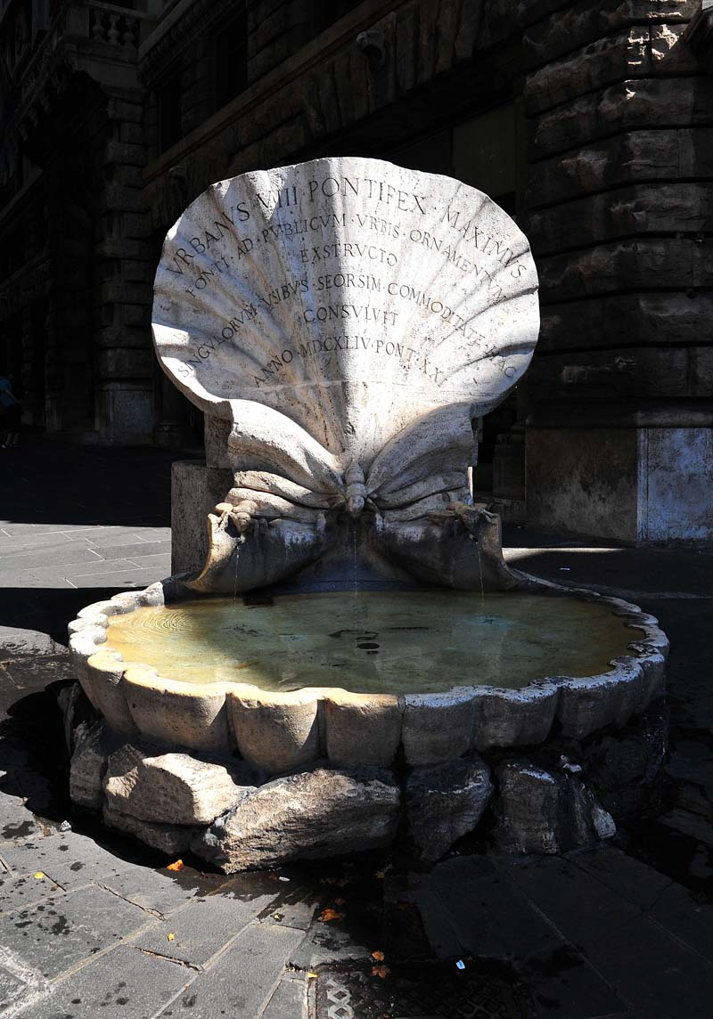 Piazza_Barberini-Fontana_cochiglia (2)