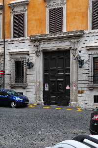 Via_dei_Lucchesi-Palazzo_Lazzaroni-Portone