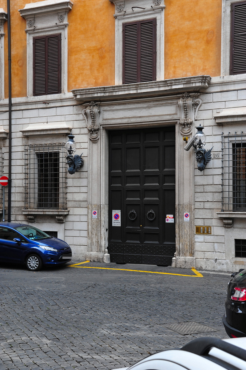 Via_dei_Lucchesi-Palazzo_Lazzaroni-Portone