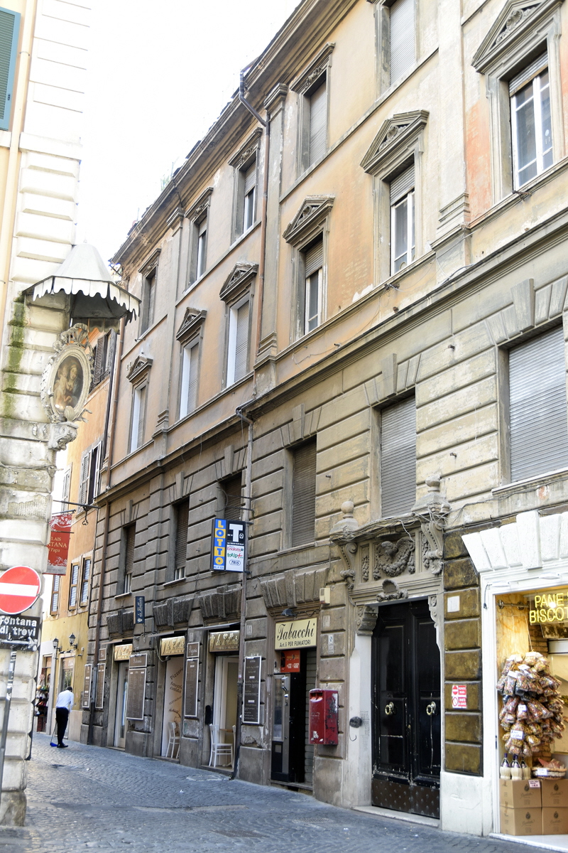 Via_della_Panetteria-Palazzo_al_n_15