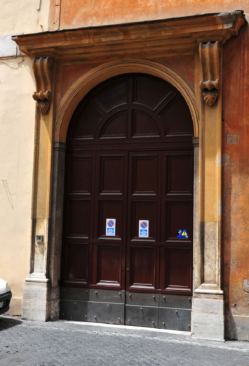 Via della Pilotta-Ingresso_del_Monastero_dei_Francescani