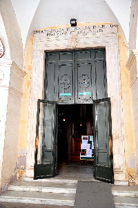 Piazza_SS_Apostoli-Chiesa_dei_SS_Apostoli-Ingressoo