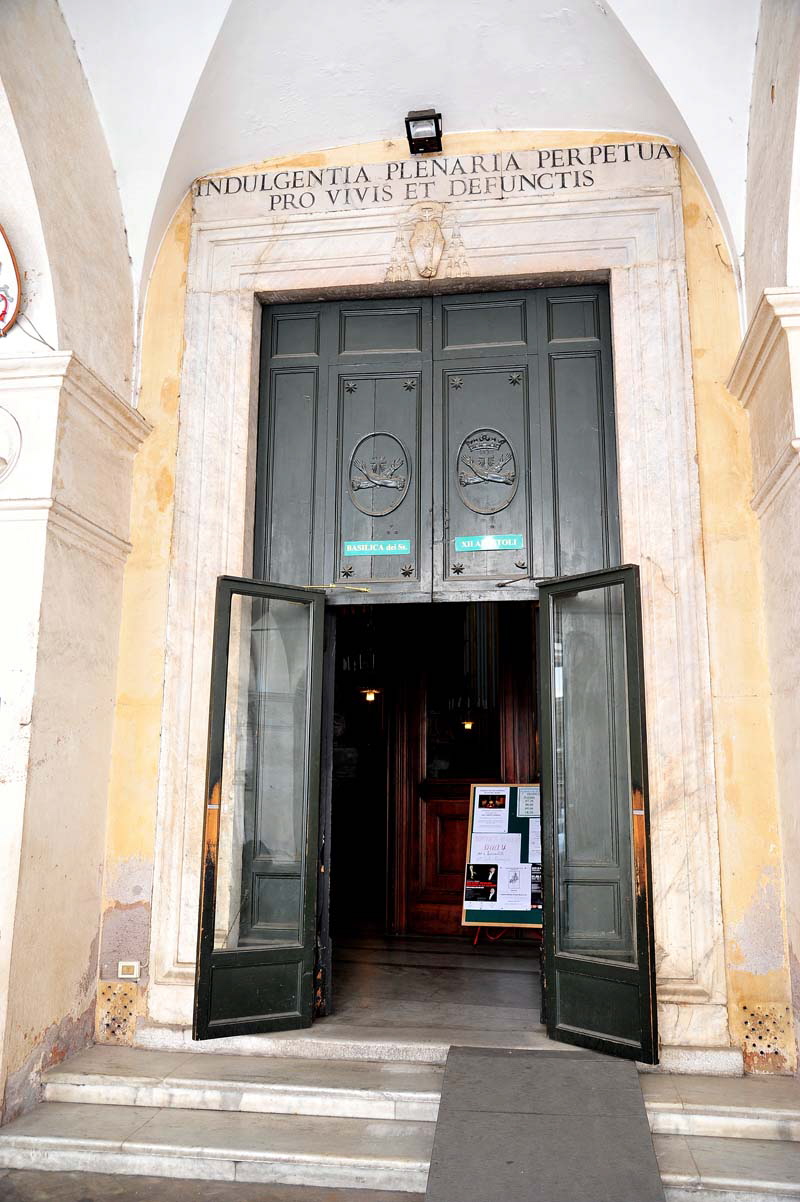 Piazza_SS_Apostoli-Chiesa_dei_SS_Apostoli-Ingressoo