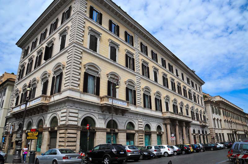 Piazza_SS_Apostoli-Palazzo_Guglielmi