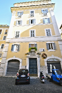 Piazza_Scandemberg-Palazzo_al_n_85_01