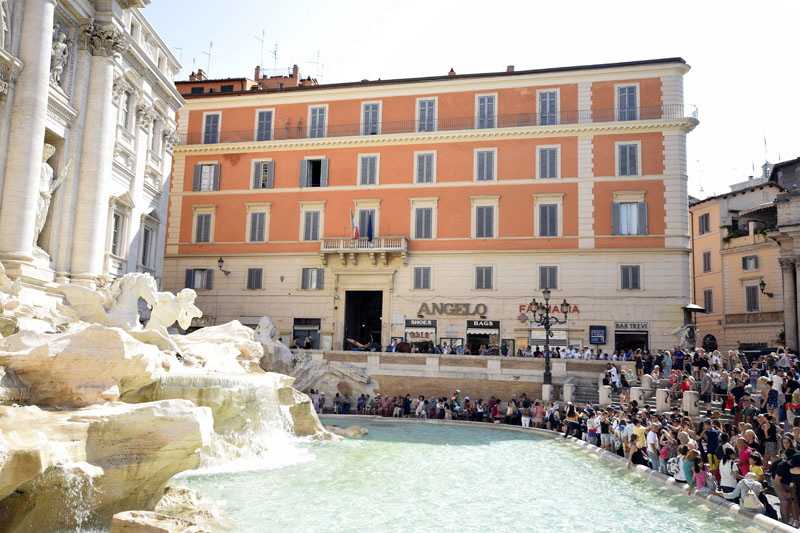 Piazza_Trevi-Palazzo_al_n_36 (2)