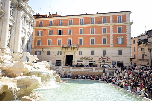 Piazza_Trevi-Palazzo_al_n_36 (2)