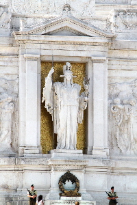 Piazza_Venezia-Vittoriano-Statua_della_Italia