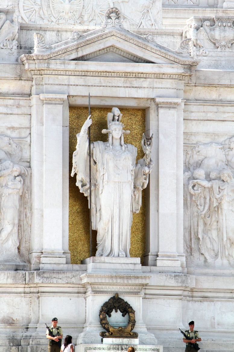 Piazza_Venezia-Vittoriano-Statua_della_Italia