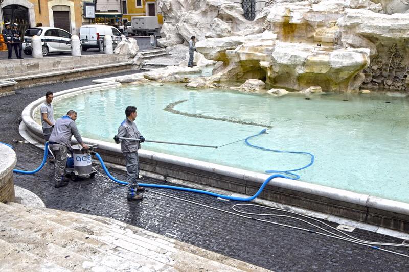 Piazza_di_Trevi-Fontana (14)