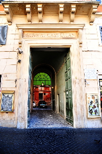 Piazza_di_Trevi-Palazzo_Castellani-Portone