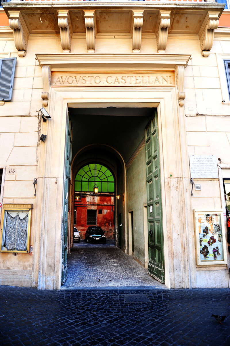 Piazza_di_Trevi-Palazzo_Castellani-Portone